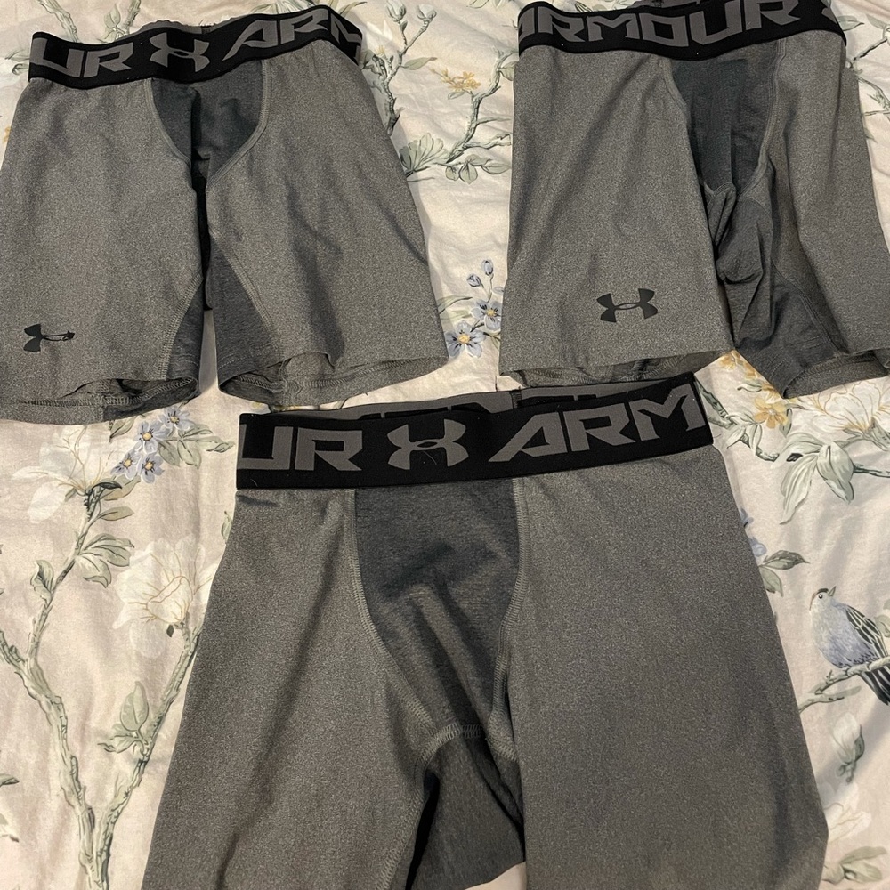Under Armour 6” compression shorts grey M